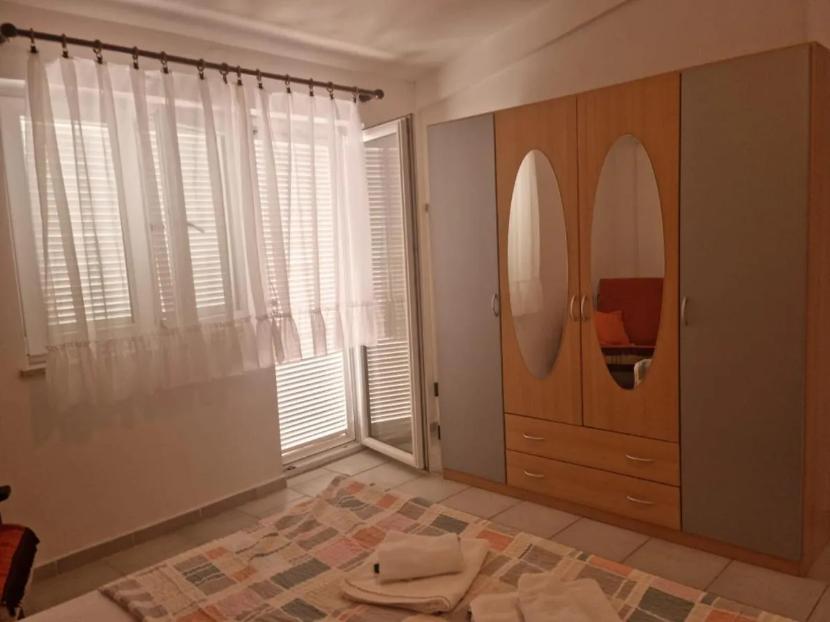 Guest house Apartments Lara Medulin
