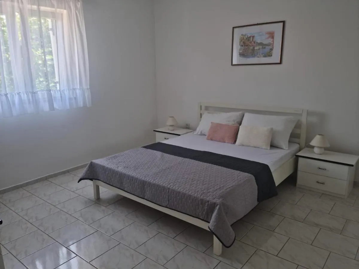 Apartments Lara Medulin 0*,