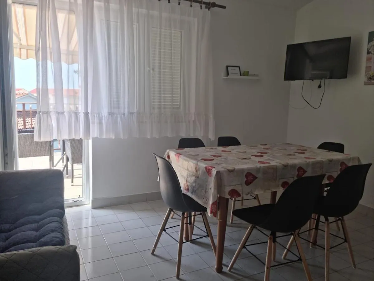 Guest house Apartments Lara Medulin