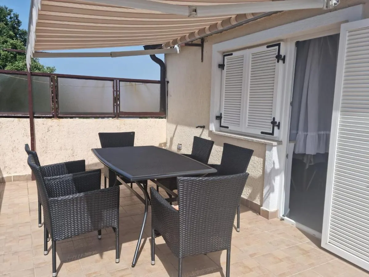 Guest house Apartments Lara Medulin Croatia